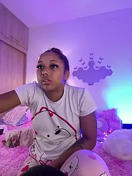 Snapshot of _Zahara_ chatting on 04-19-26, 12:00 Zahara online show from 04-19-26, 12:00