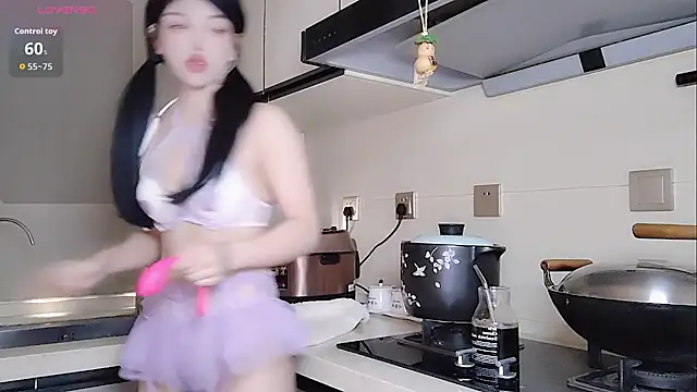 Snapshot of Coco--01 chatting on 11-01-25, 01:18 Coco--01 online show from 11-01-25, 01:18