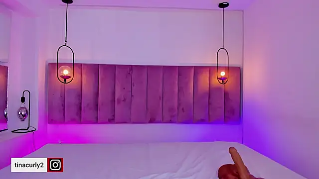 Snapshot of Tina_curly chatting on 09-30-25, 03:33 Tina curly online show from 09-30-25, 03:33