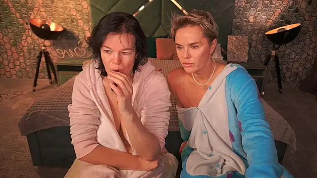 Snapshot of PleasureWeCouple chatting on 11-18-25, 06:51 PleasureWeCouple online show from 11-18-25, 06:51