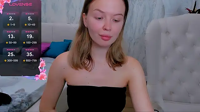 Snapshot of LaurennHill chatting on 09-09-25, 12:10 LaurennHill online show from 09-09-25, 12:10