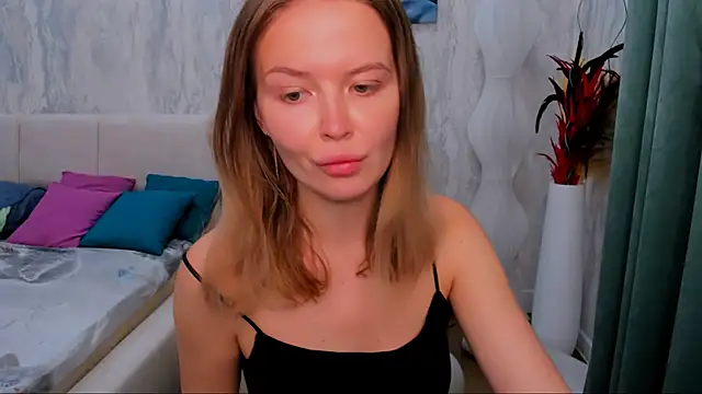 Snapshot of LaurennHill chatting on 09-15-25, 12:21 LaurennHill online show from 09-15-25, 12:21