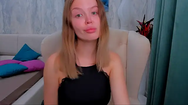Snapshot of LaurennHill chatting on 09-19-25, 12:12 LaurennHill online show from 09-19-25, 12:12