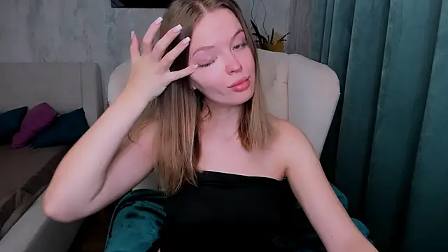 Snapshot of LaurennHill chatting on 10-12-25, 12:20 LaurennHill online show from 10-12-25, 12:20
