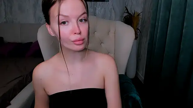 Snapshot of LaurennHill chatting on 10-13-25, 12:21 LaurennHill online show from 10-13-25, 12:21