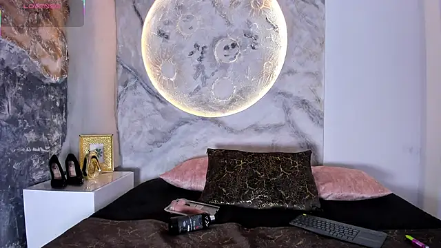 Snapshot of RoxanaBorns_ chatting on 11-25-25, 01:44 RoxanaBorns online show from 11-25-25, 01:44