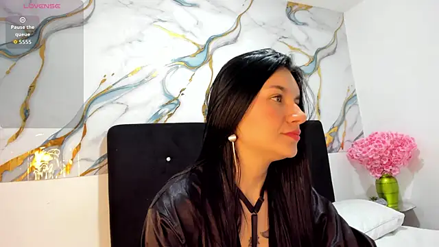 Snapshot of RoxanaBorns_ chatting on 06-01-26, 02:08 RoxanaBorns online show from 06-01-26, 02:08