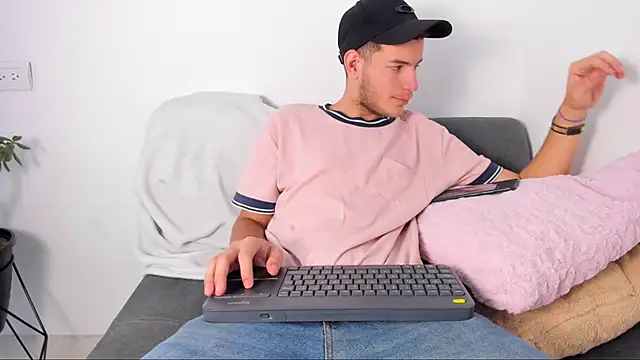 lara and danny online show from 11-09-25, 07:45