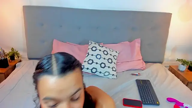 Snapshot of Luna_Claire chatting on 10-12-25, 12:37 Luna Claire online show from 10-12-25, 12:37