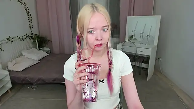 BellaMontgomery online show from 01-15-26, 04:22