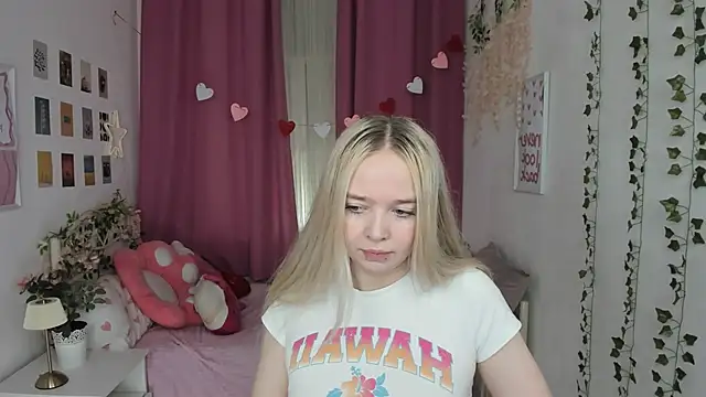 Snapshot of BellaMontgomery chatting on 05-28-26, 10:07 BellaMontgomery online show from 05-28-26, 10:07