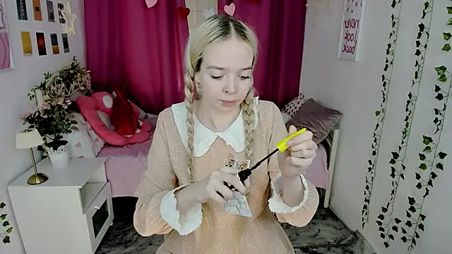 Snapshot of BellaMontgomery chatting on 05-30-26, 06:38 BellaMontgomery online show from 05-30-26, 06:38
