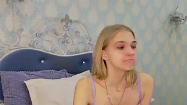 4example Chloe online show from 11-19-25, 10:48