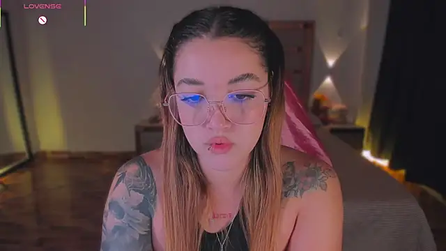 lunaarose online show from 12-16-25, 04:17