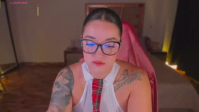 lunaarose online show from 12-18-25, 01:00