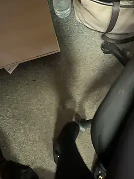 Snapshot of HiddenHoneyLDN chatting on 02-10-26, 02:43 HiddenHoneyLDN online show from 02-10-26, 02:43