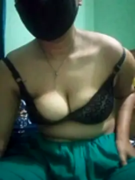 Snapshot of Maria_Mahi chatting on 12-18-25, 03:23 Maria Mahi online show from 12-18-25, 03:23