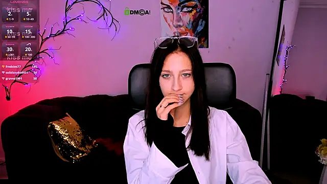 Snapshot of lau_ra_queen chatting on 12-15-25, 08:13 lau ra queen online show from 12-15-25, 08:13