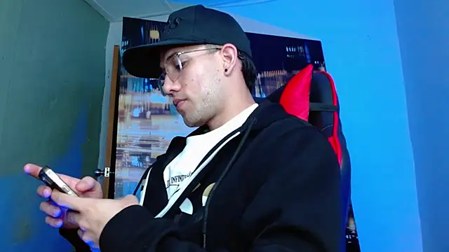 alexgiraldo   online show from 04-11-26, 01:54