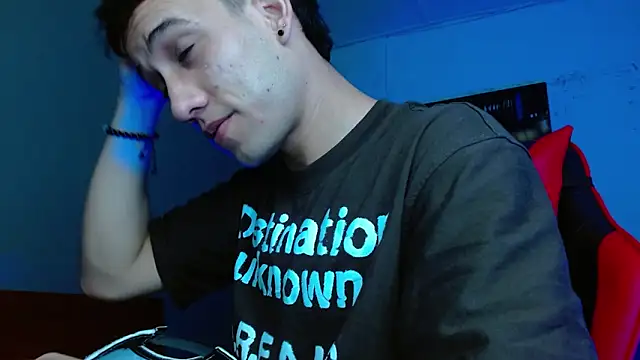Snapshot of alexgiraldo__ chatting on 06-13-26, 01:20 alexgiraldo online show from 06-13-26, 01:20