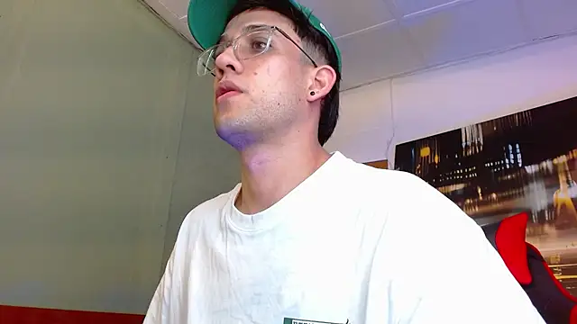 Snapshot of alexgiraldo__ chatting on 06-20-26, 01:09 alexgiraldo online show from 06-20-26, 01:09