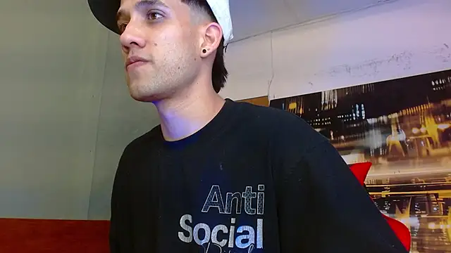 Snapshot of alexgiraldo__ chatting on 08-01-26, 02:55 alexgiraldo online show from 08-01-26, 02:55