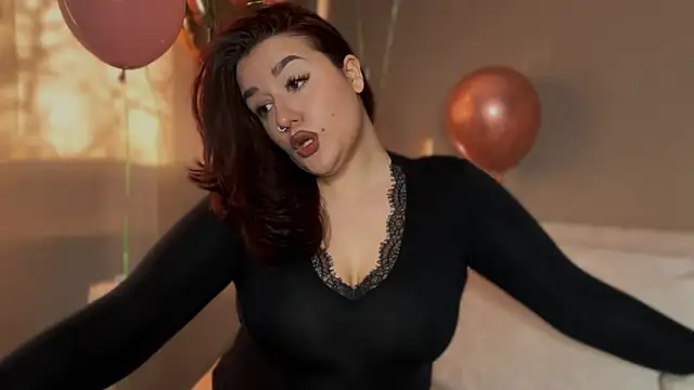Snapshot of MissAdena chatting on 05-01-26, 11:04 MissAdena online show from 05-01-26, 11:04