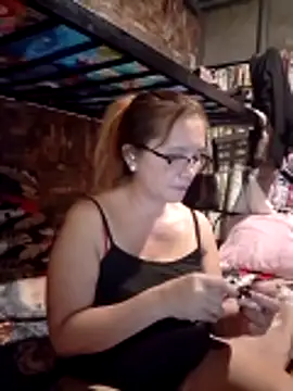 Snapshot of SexyHottMom chatting on 06-12-26, 09:08 SexyHottMom online show from 06-12-26, 09:08