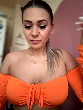 Snapshot of iSelena chatting on 10-13-25, 04:56 iSelena online show from 10-13-25, 04:56