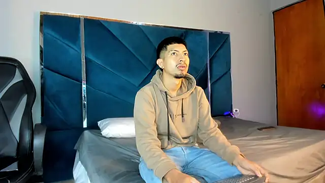 AxelAndJeremy online show from 11-25-25, 02:44