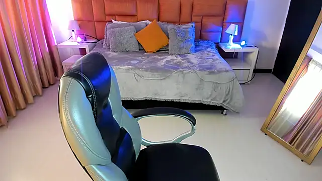 Catti Brie online show from 11-13-25, 11:42