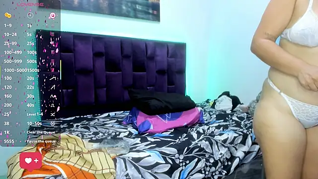 Snapshot of Alicia_Whitee chatting on 03-17-26, 10:29 Alicia Whitee online show from 03-17-26, 10:29