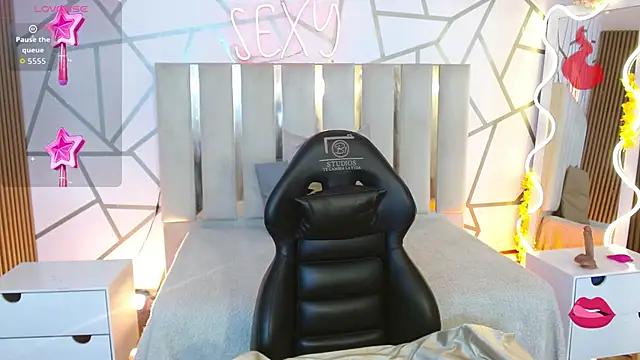 CYRUS TAY online show from 12-18-25, 12:33