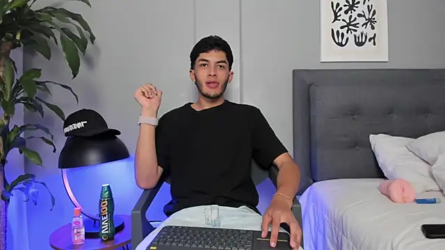 Tylerffoxx online show from 06-18-26, 09:41