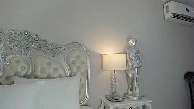 Snapshot of CarolineLee_ chatting on 12-13-25, 10:37 CarolineLee online show from 12-13-25, 10:37