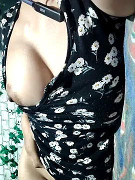 Snapshot of pihu099 chatting on 03-08-26, 02:04 pihu099 online show from 03-08-26, 02:04