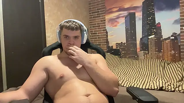 Snapshot of MusclePhantom chatting on 12-21-25, 09:44 MusclePhantom online show from 12-21-25, 09:44