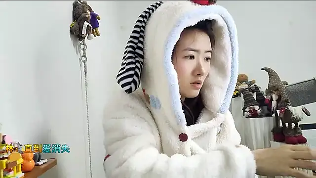 Snapshot of Moonlight-23 chatting on 12-15-25, 01:04 Moonlight-23 online show from 12-15-25, 01:04