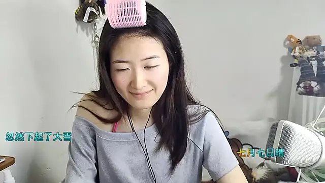 Snapshot of Moonlight-23 chatting on 12-22-25, 01:41 Moonlight-23 online show from 12-22-25, 01:41