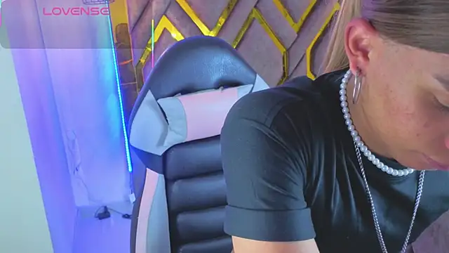 Snapshot of Dom_venena chatting on 12-14-25, 06:56 Dom venena online show from 12-14-25, 06:56