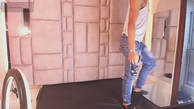 Snapshot of Dom_venena chatting on 12-19-25, 06:48 Dom venena online show from 12-19-25, 06:48