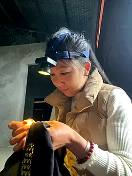 Snapshot of Huong-Ly chatting on 11-12-25, 01:50 Huong-Ly online show from 11-12-25, 01:50