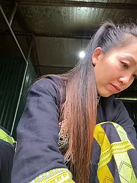 Snapshot of Huong-Ly chatting on 11-16-25, 08:20 Huong-Ly online show from 11-16-25, 08:20