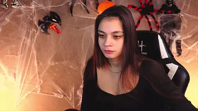 Leila Hefner online show from 10-29-25, 02:25