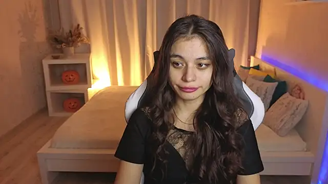 Leila Hefner online show from 11-07-25, 04:18