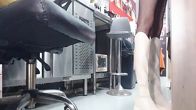 Eileen-L online show from 10-08-25, 02:20