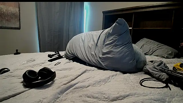 Snapshot of LeeCox chatting on 12-30-24, 11:06 LeeCox online show from 12-30-24, 11:06