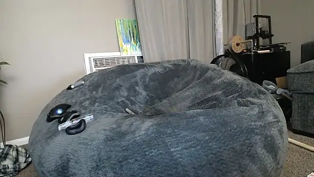 Snapshot of LeeCox chatting on 02-17-25, 07:37 LeeCox online show from 02-17-25, 07:37