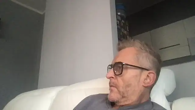 Axl hot online show from 11-23-25, 12:05