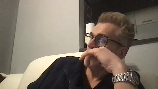 Axl hot online show from 02-05-26, 12:26